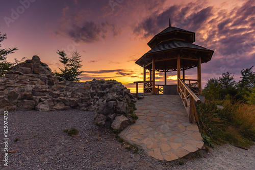 Fototapeta Naklejka Na Ścianę i Meble -  Zachód słońca w górach, drewniana altana, Kozia Góra (Stefanka), widok na niebo, burzowe chmury, krajobraz	