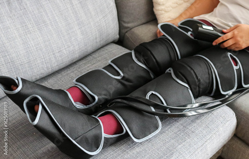 Tableau sur toile Full view of air compression boots in use