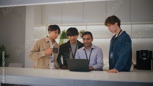 Cuadro en lienzo Diverse people in modern startup office