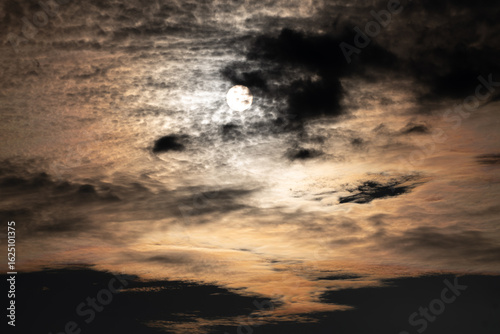 Abendsonne hinter dramatischen Wolkengebilden