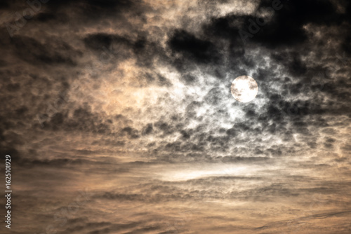 Abendsonne hinter dramatischen Wolkengebilden