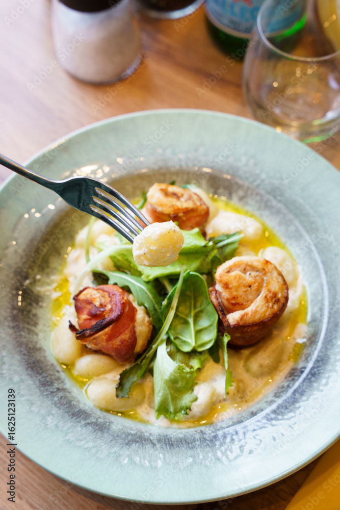 Gnocchi with creamy sauce and bacon-wrapped chicken Gnocchi with creamy sauce and bacon-wrapped chicken