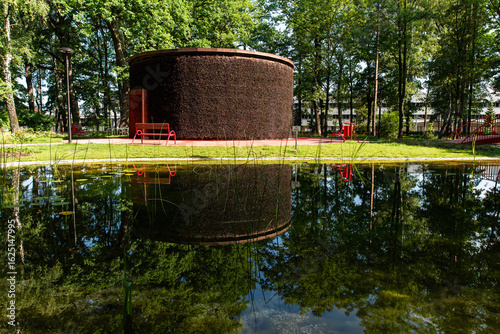 Czechowice Dziedzice na Ślasku, park Lasek z tężnią i sadzawką latem.  © Elżbieta Kaps