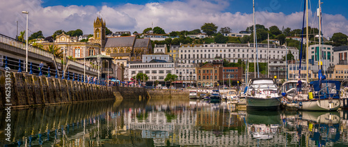Foto Aerial view of Torquay Marina on a sunny day, featuring yachts, boats, promenade