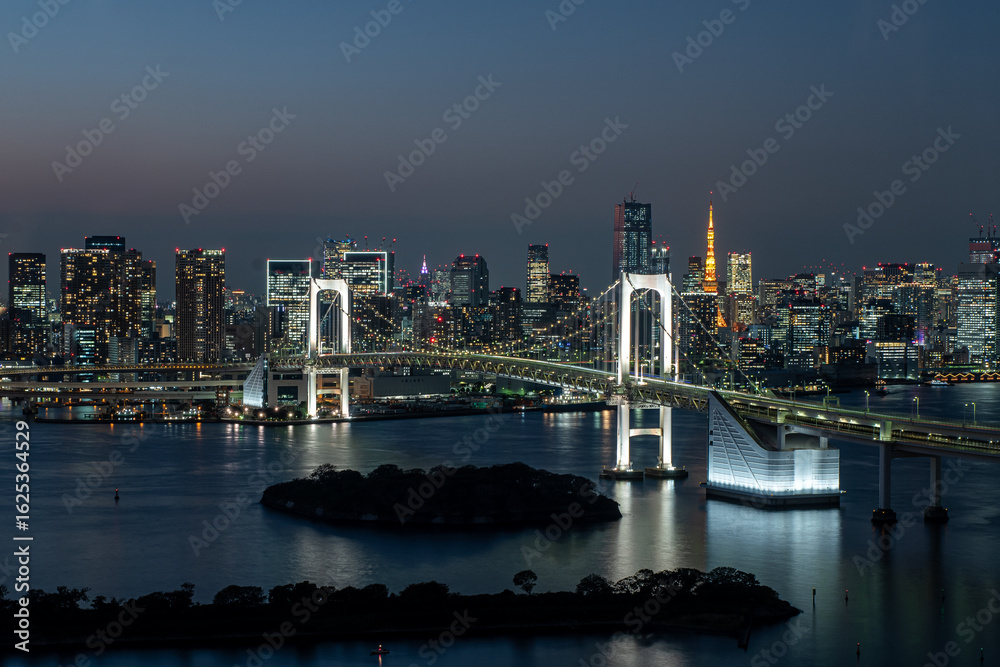 Naklejka premium Rainbow Bridge and Tokyo Skyline at Blue Hour