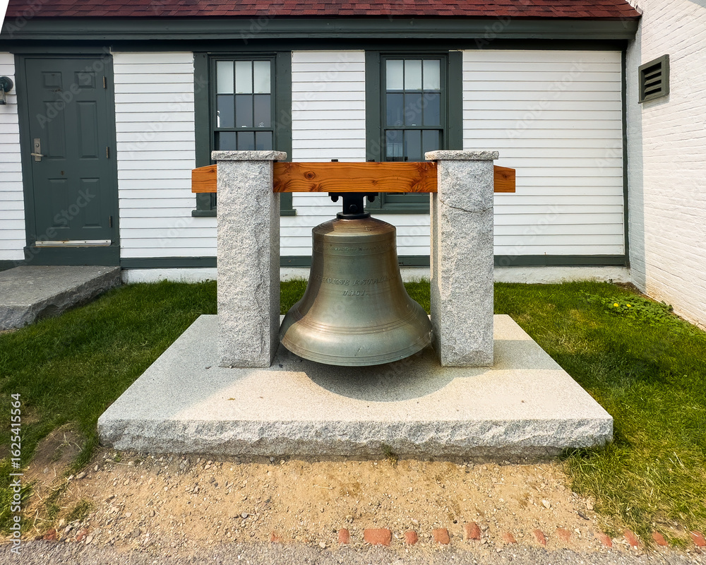 Obraz premium Old Fog Bell on display at Portland Head Lighthouse