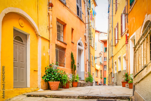 Fototapeta Naklejka Na Ścianę i Meble -  cosy colorful street in old town of Nice, France