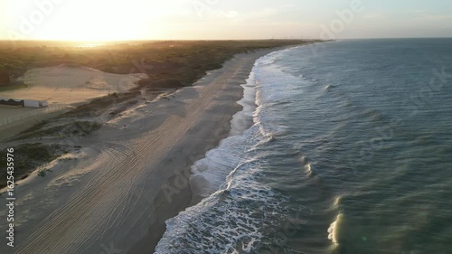 PRAIA COM POR DO SOL