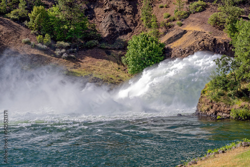фотографія Water spraying from the spillway at the Lost Creek Dam on the Rogue River near S