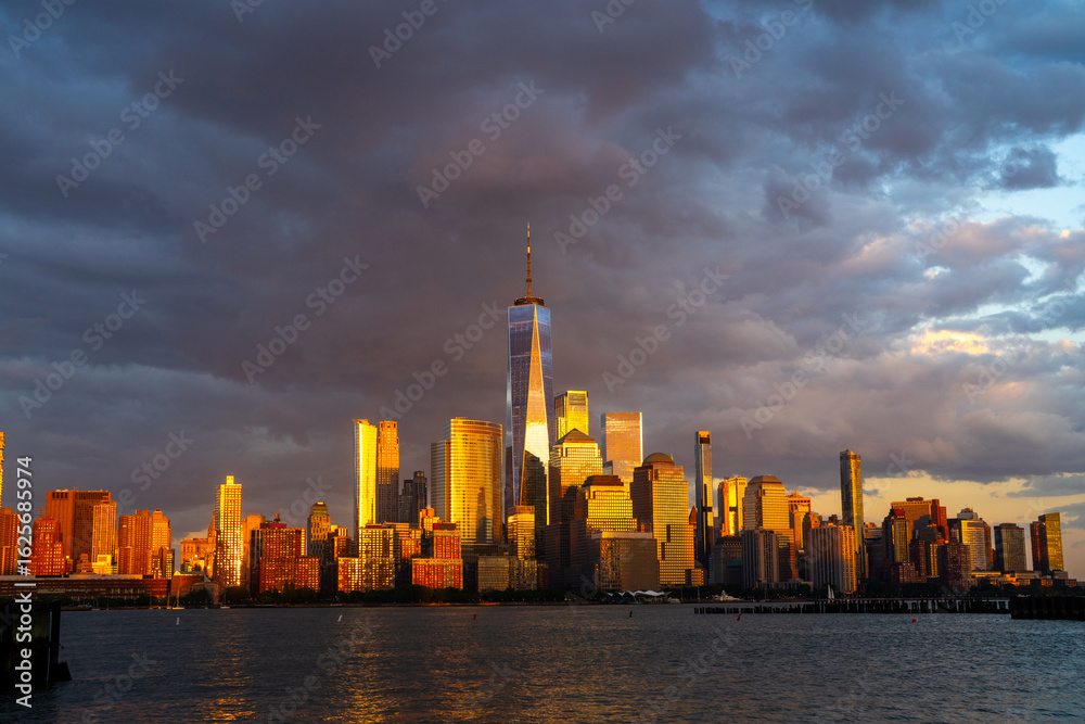 Obraz premium NYC skyline with skyscrapers. Panorama of Manhattan and Brooklyn. New York City skyline with Hudson River views. Downtown NYC. New York from waterfront skyline. Financial District skyline of New York.