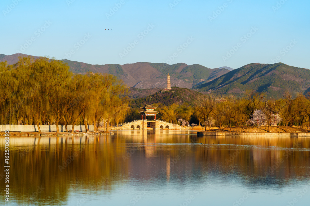 Fototapeta premium Spring scenery of Kunming Lake in Summer Palace