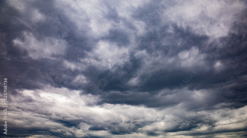 Obraz premium Dramatic clouds gather over the landscape