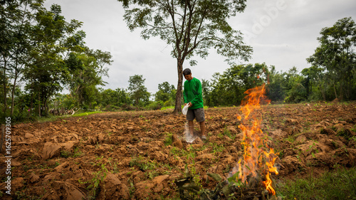 Fotografia Farmer preparing field with controlled burn method