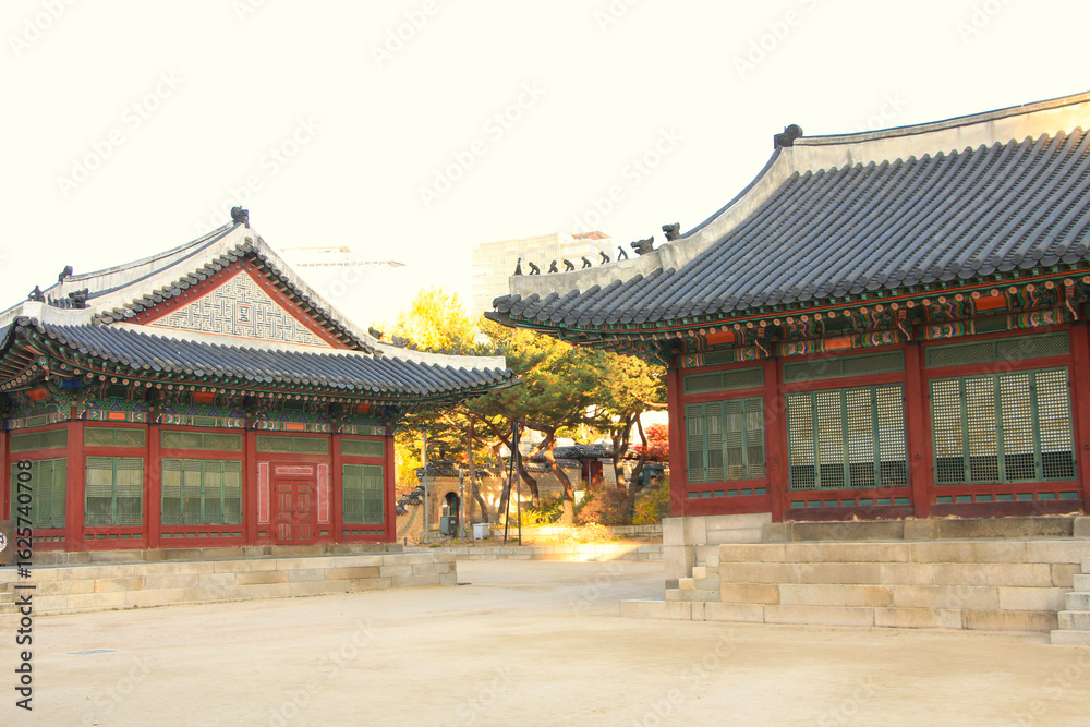 Naklejka premium Beautiful Autumn Scenery of Deoksugung Palace in Seoul, South Korea