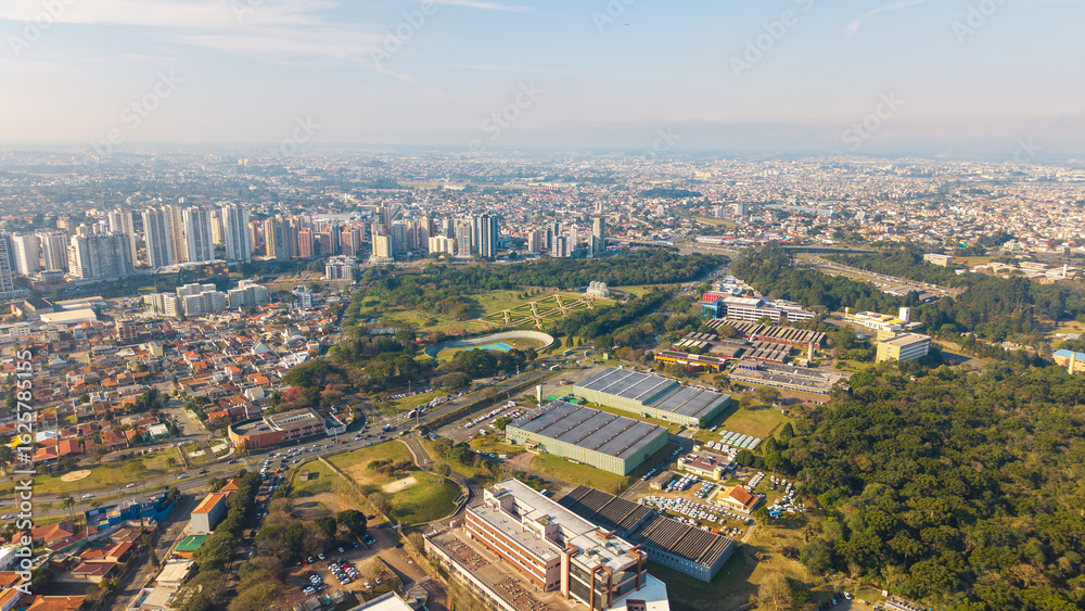 Fototapeta premium High aerial shot of Curitiba showing Botanical Garden, city skyline, neighborhoods, and surrounding forest.
