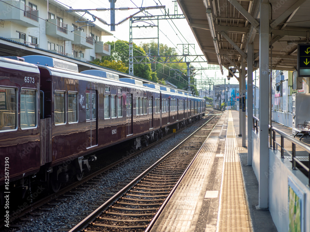 Naklejka premium 清荒神駅に到着した準急大阪梅田行きの阪急電車