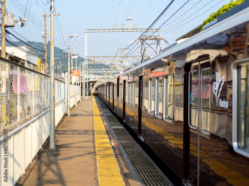 Wallpaper Mural 清荒神駅を発車する宝塚行き阪急電車 Torontodigital.ca