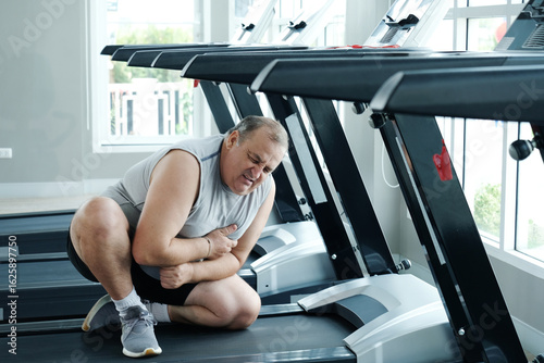 Wallpaper Mural A man experiences chest pain or tightness while exercising at the gym. Torontodigital.ca