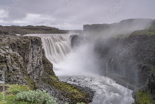 Blick von vorne auf den mächtigsten Wasserfall Europas, Langzeitaufnahme des Dettifoss im isländischen Hochland, die Gischt zieht über die Schlucht