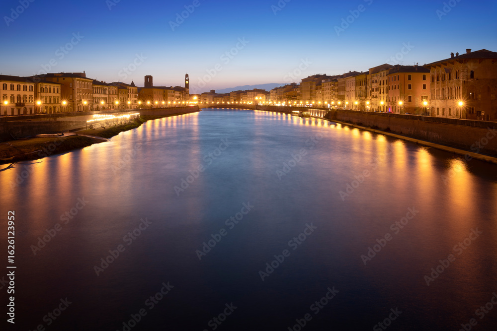 Naklejka premium Vue sur pise à l'heure bleu