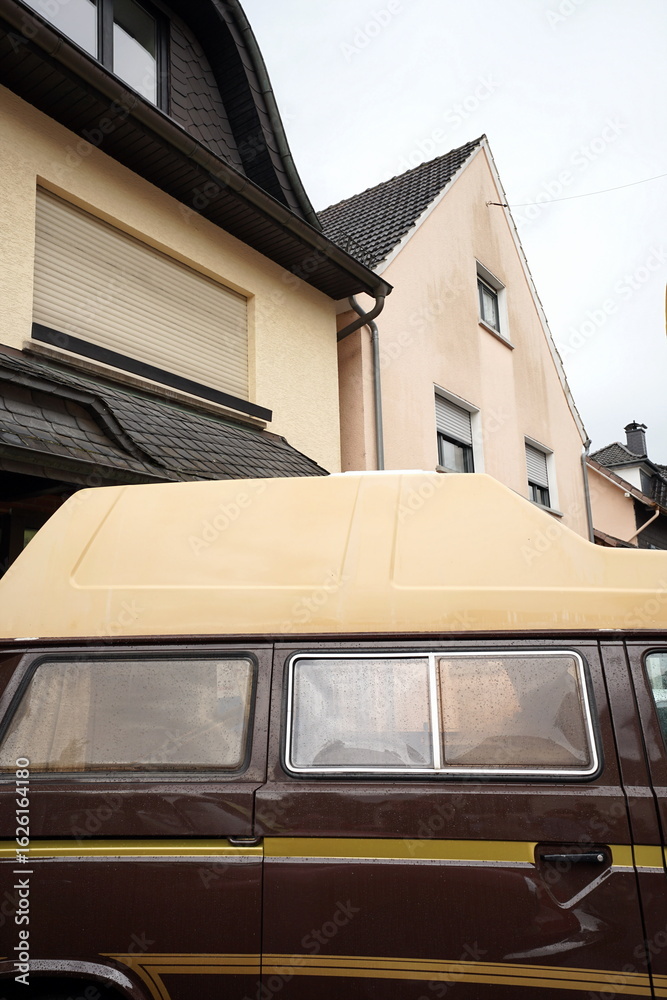 Φωτογραφία Wohnmobil mit Hochdach der Achtziger Jahre in Braun und Naturfarben für Vanlife