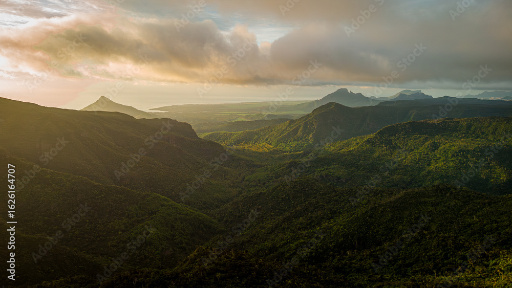 Fototapeta premium Luftaufnahme des tropischen Regenwaldes in den Bergen von Mauritius bei Sonnenuntergang