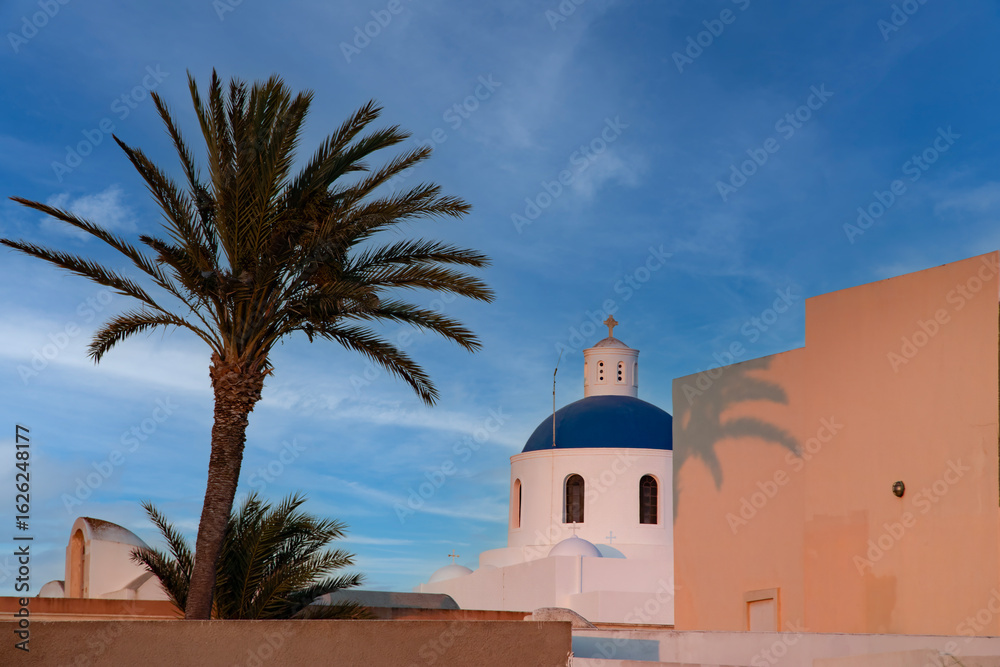 Fototapeta premium Strolling through the streets of Santorini (Greece)