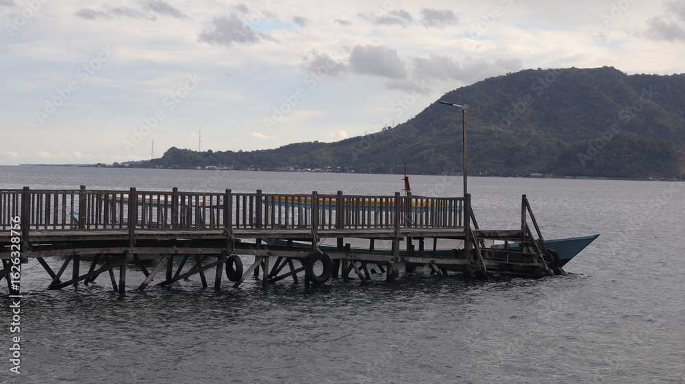 Obraz premium The atmosphere of the blue sea during the day from the beach. Beautiful scenery.