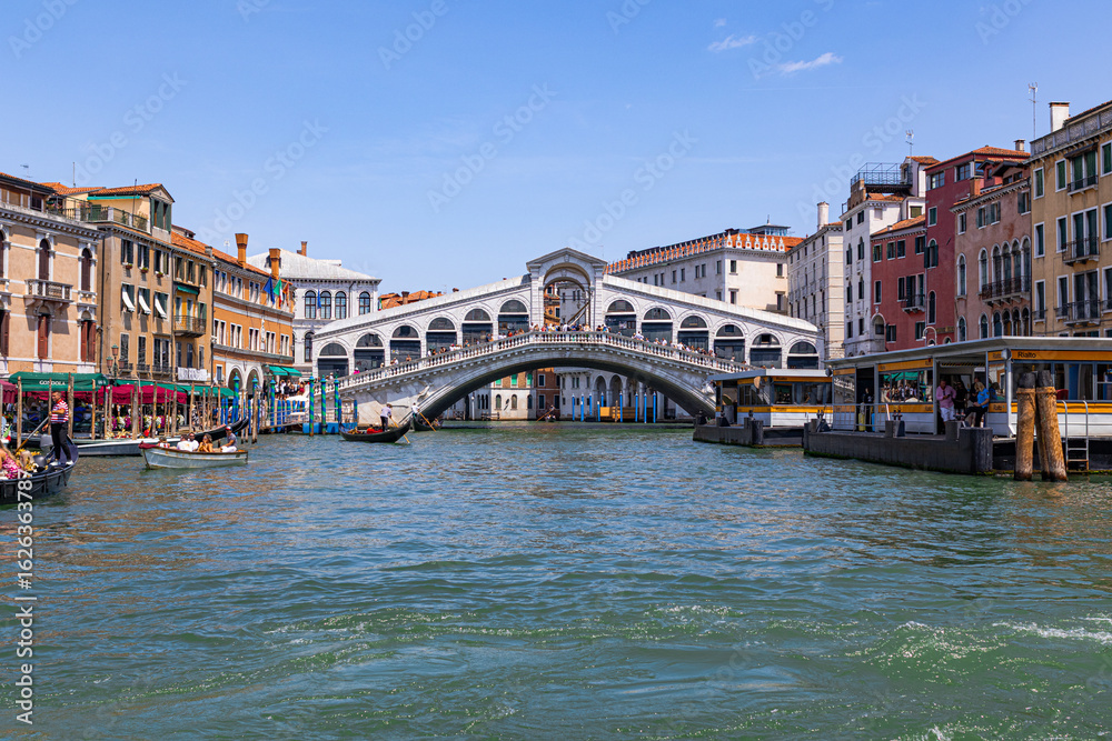 Fototapeta premium A photo of a bridge over a canal