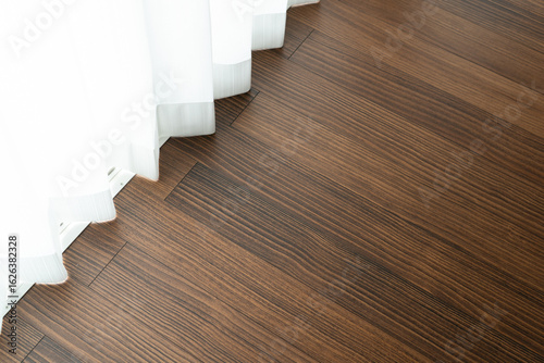 カーテンとダークブラウンのフローリング