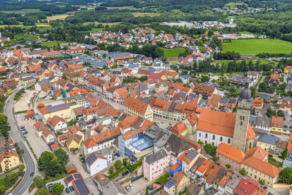 Obraz premium Auerbach im Kreis Amberg-Sulzbach in der Oberpfalz aus der Vogelperspektive