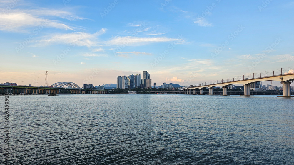 Obraz premium 푸른 하늘 아래 한강 가양대교와 서울 도심의 저녁