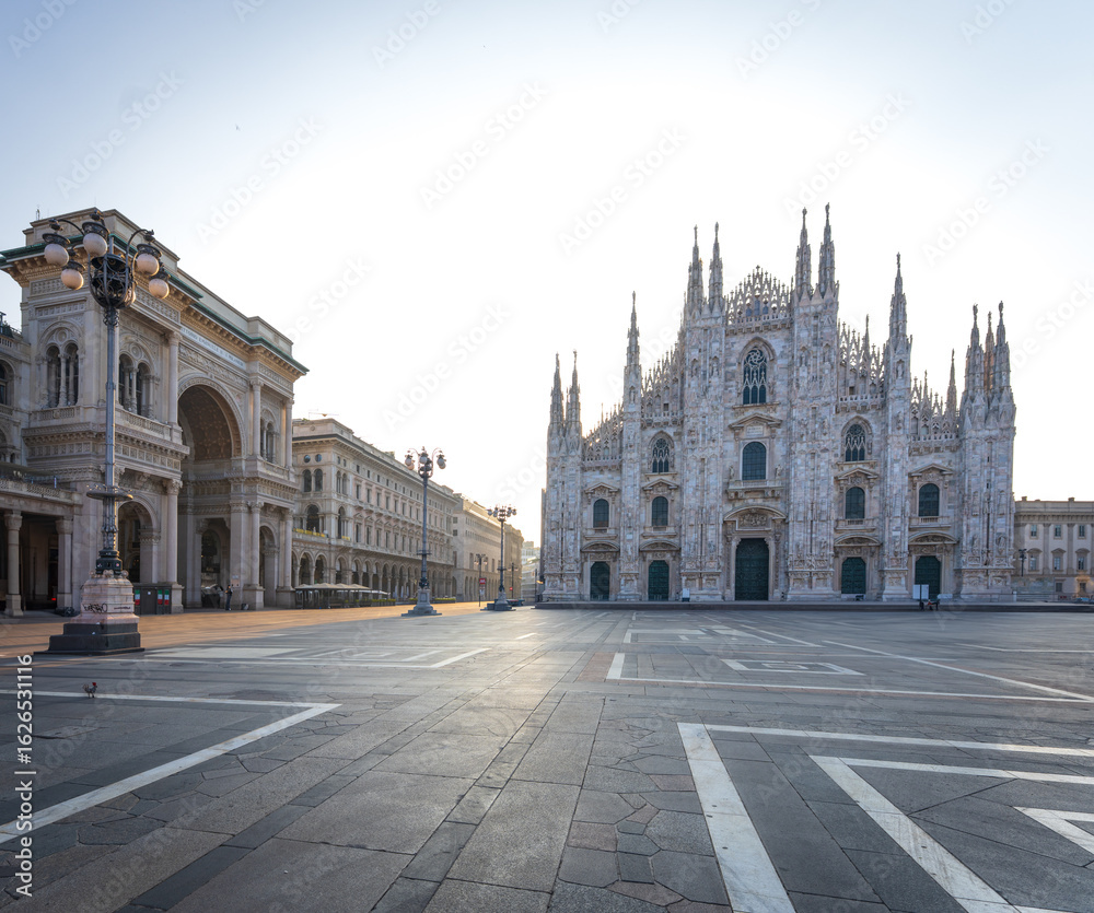 Fototapeta premium Milan Cathedral at Sunrise, Duomo di Milano