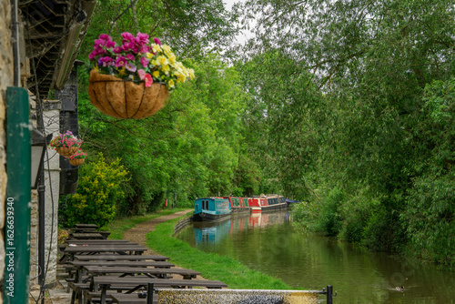 Obraz na plátně Pub on the canalside with narrowboats