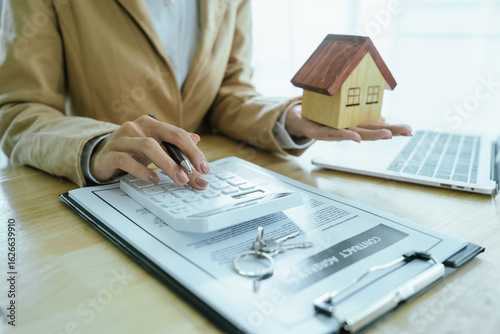 Canvas Print The real estate sales agent will hand over the keys and sign the contract, which