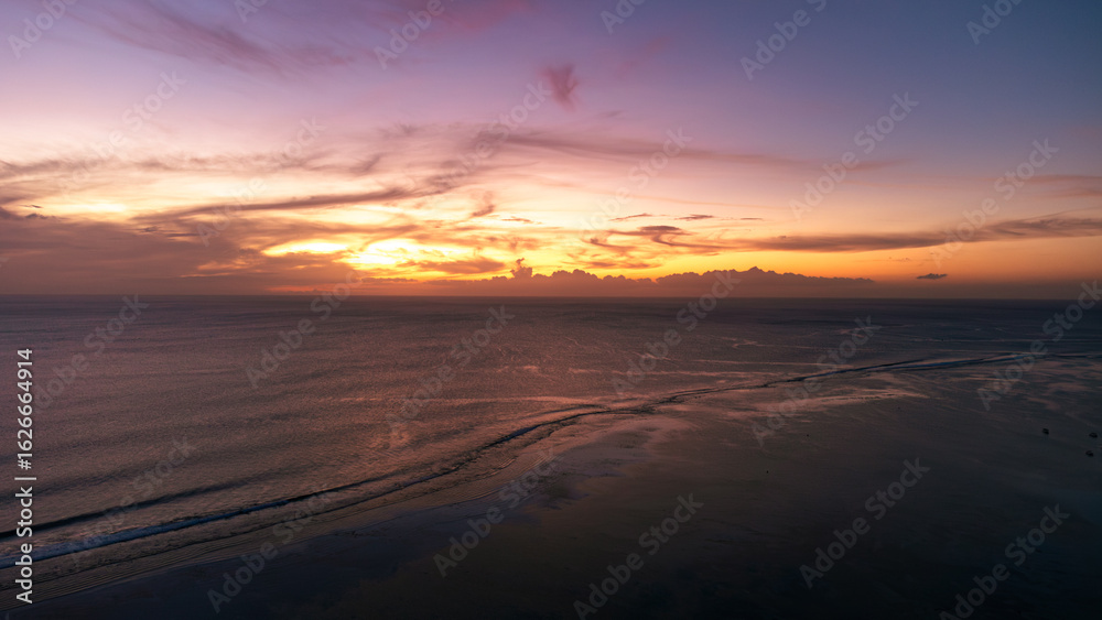 Fototapeta premium Luftaufnahme vom Sonnenuntergang über dem ruhigen Ozean