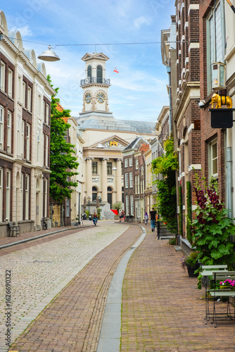 Gasse mit Blick auf das Rathaus in Dordrecht, Niederlande