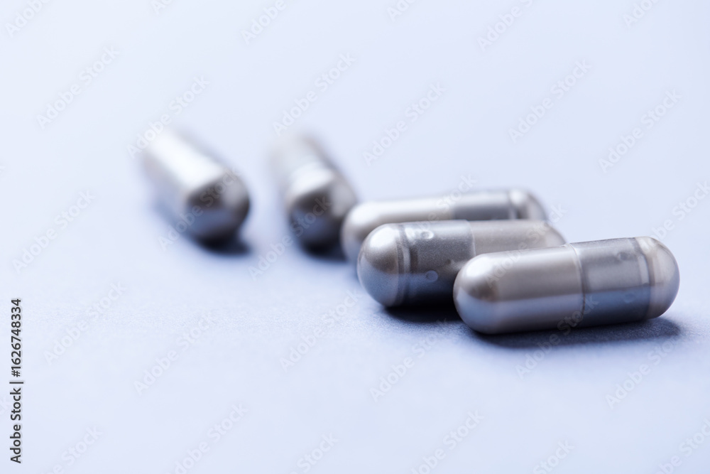 Naklejka premium BCAA amino acids tablets. Nutrition for bodybuilding. Fitness supplements on bright background. Soft focus. Copy space.