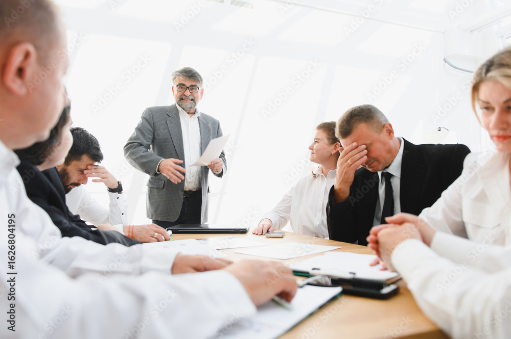 Obraz premium Senior manager giving bad news to business team during office meeting