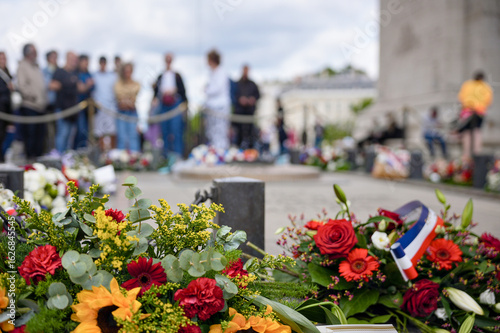 Φωτογραφία Bouquet with red white and yellow flowers placed at a memorial site in Paris dur