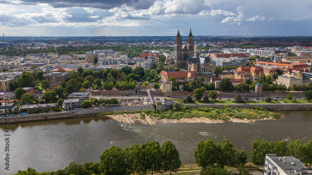 Fototapeta premium Luftbild Magdeburger Dom und Elbe im Sommer 