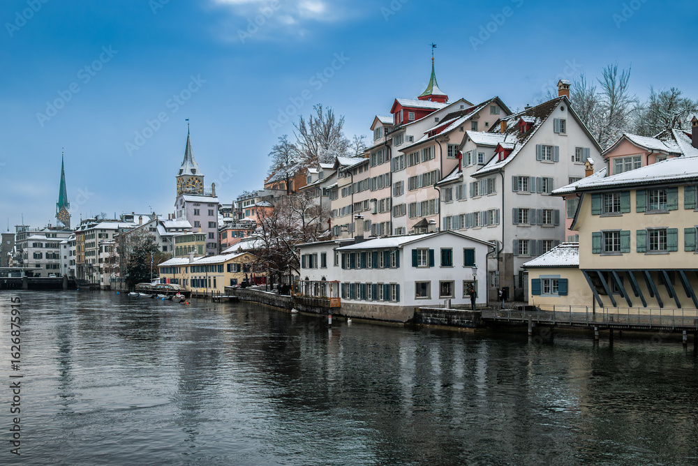 Fototapeta premium Winter view of Zürich old town along Limmat River 