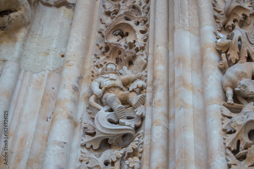 Cuadro en lienzo Famous stone carved astronaut on the historic facade of the New Cathedral in Sal