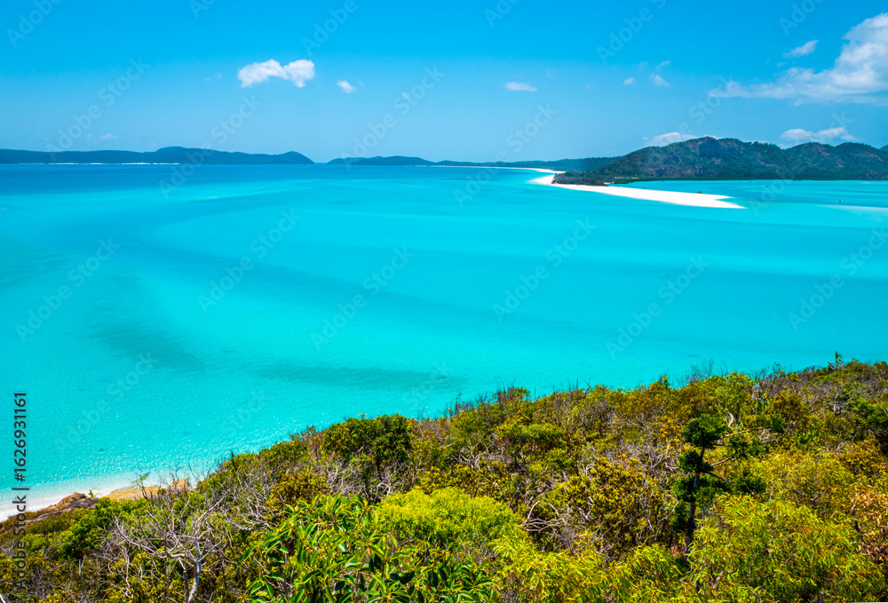 Fototapeta premium Whitehaven Beach is on Whitsunday Island. The beach is known for its crystal white silica sands and turquoise colored waters. Autralia, Dec 2019