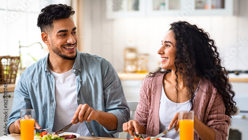 Valokuva Happy young arab couple eating their breakfast together