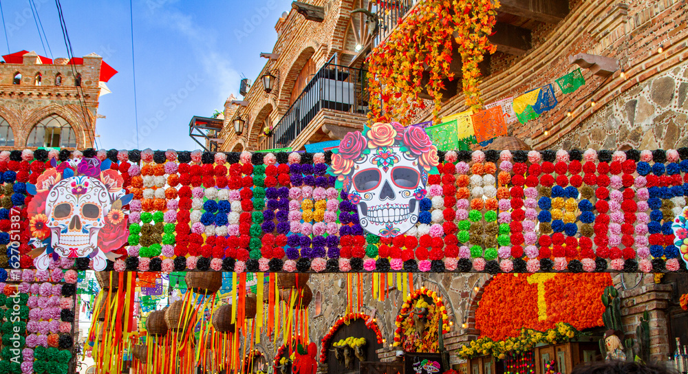 Obraz premium A colorful banner in of flowers and skulls in Mexico celebrating Day of the Dead