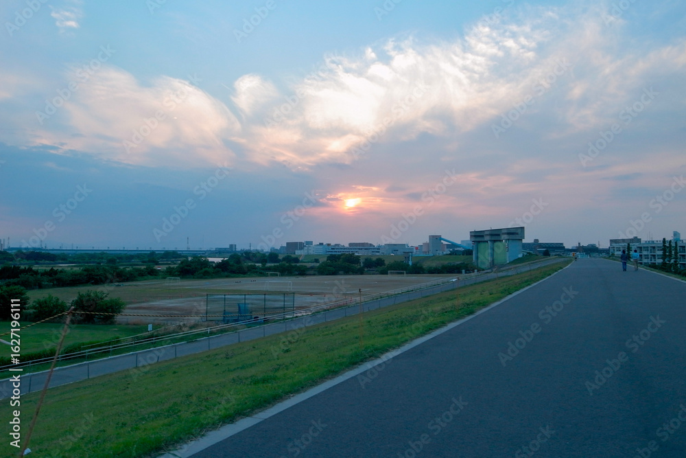 Fototapeta premium 夕方の広い河原