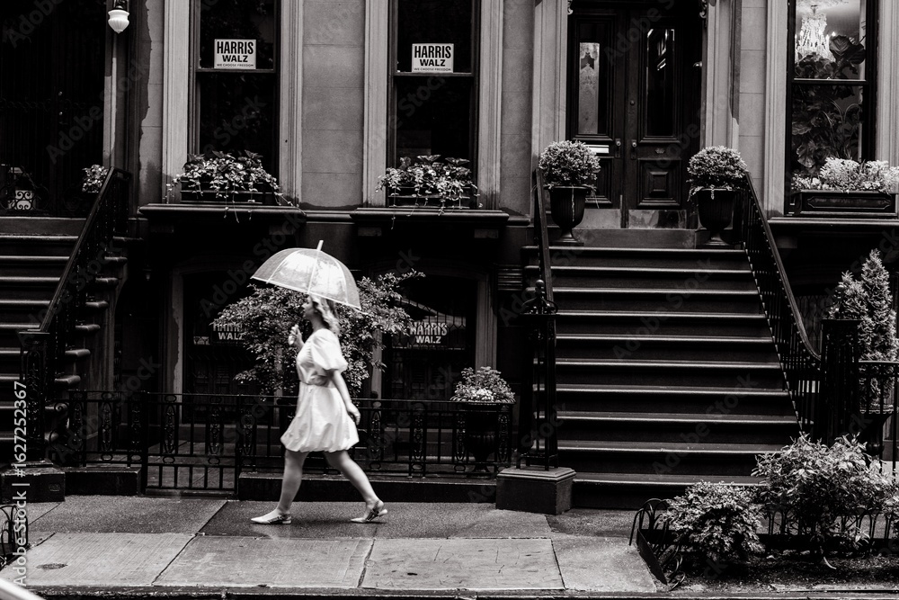 Obraz premium Charming Rainy Stroll Capturing Urban Life and Moments, Enjoying the Experience