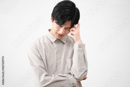 長袖シャツを着ている若い男性　ライフスタイルイメージ