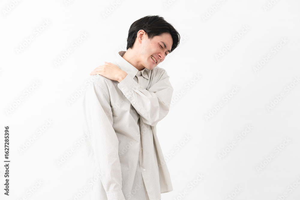 長袖白シャツを着ている若い男性 長袖白シャツを着ている若い男性